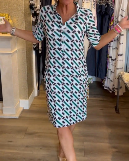 Kleid mit V-Ausschnitt und geometrischem Print