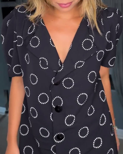 Kleid mit Reversknopf und Kreisdruck