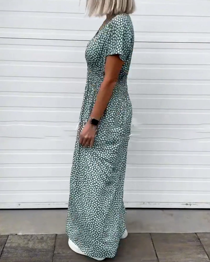 Kurzarmkleid mit V-Ausschnitt und bedruckter Taille