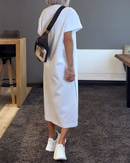 Freizeitkleid mit Rundhalsausschnitt und Schlitz in Kontrastfarbe