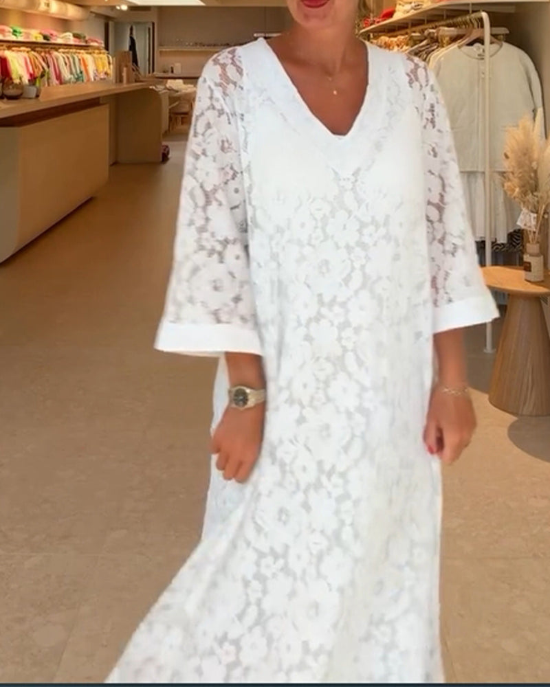 Lockeres Kleid mit V-Ausschnitt und hohler Spitze und Blumen