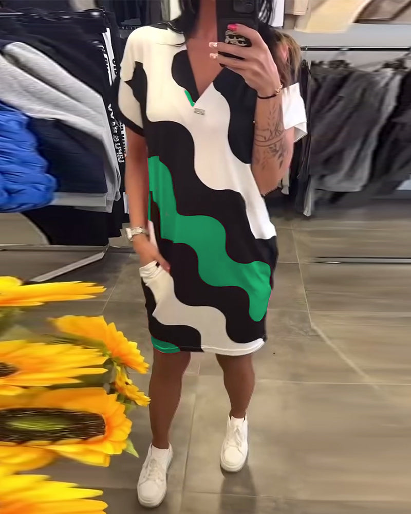 Kleid mit V-Ausschnitt und Wellenmuster