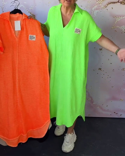 Langes, plissiertes Kleid in Volltonfarbe mit V-Ausschnitt