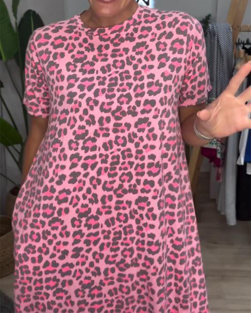Kurzärmliges Rundhalskleid mit Leopardenmuster