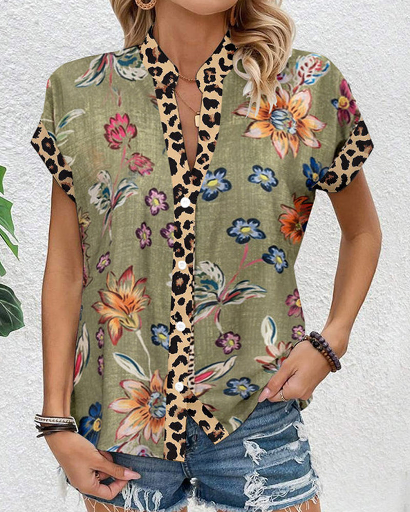 Camicetta con stampa leopardata e collo alto