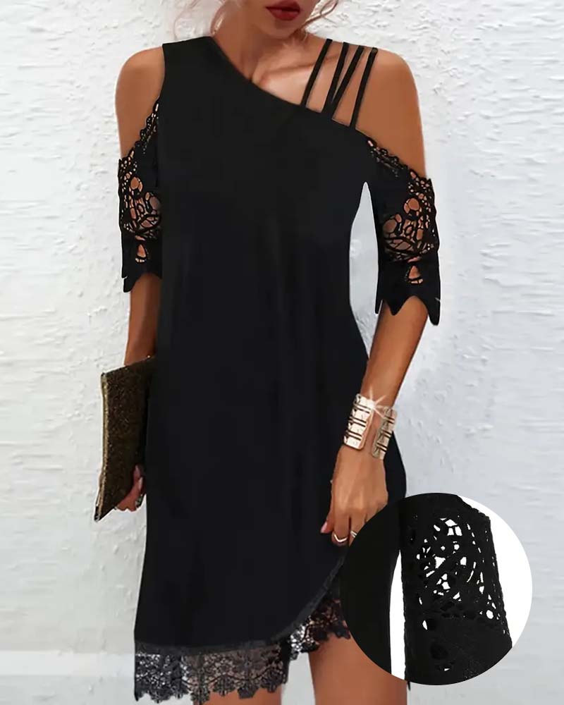 Schulterfreies Kleid mit Spitzeneinsatz