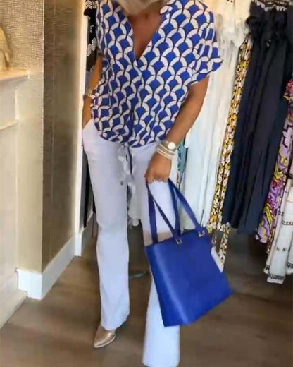 Kurzärmliges, bedrucktes Freizeittop mit V-Ausschnitt