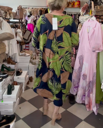 Lockeres Kleid mit V-Ausschnitt und Blattmuster