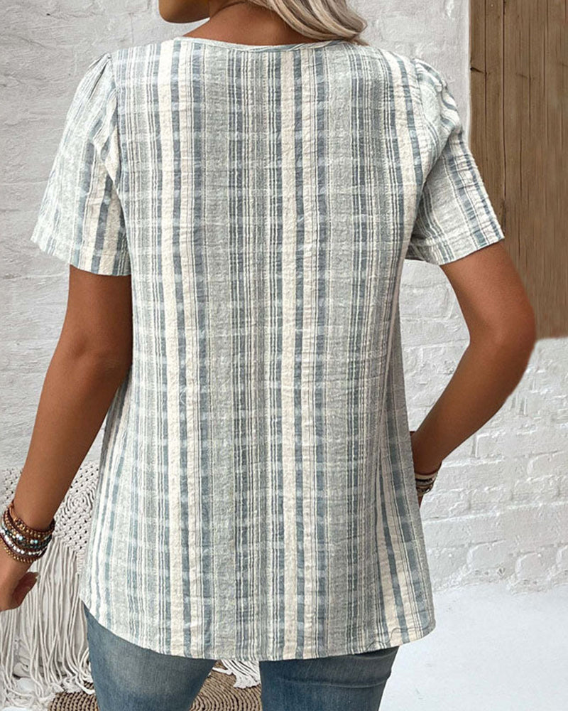 Lässiges T-Shirt mit V-Ausschnitt und Streifen und Karomuster