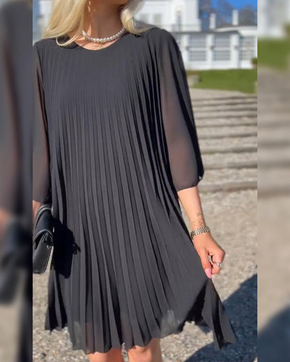 Plissiertes, einfarbiges Kleid mit Dreiviertelärmeln