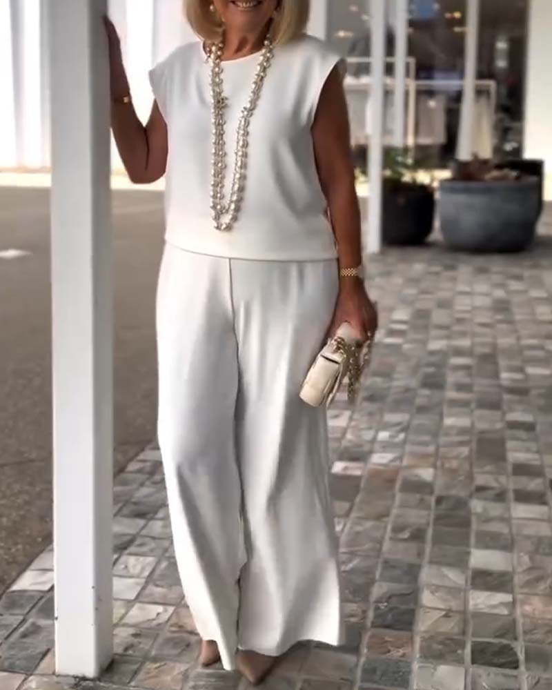 Temperamentvoller, einfarbiger Hosenanzug mit weitem Bein