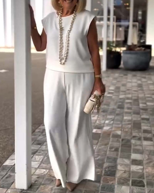 Temperamentvoller, einfarbiger Hosenanzug mit weitem Bein