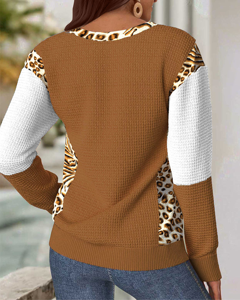 Sweatshirt mit Leopardenmuster in Kontrastfarbe