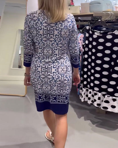 Schmales Kleid mit Dreiviertelärmeln und Kontrastdruck