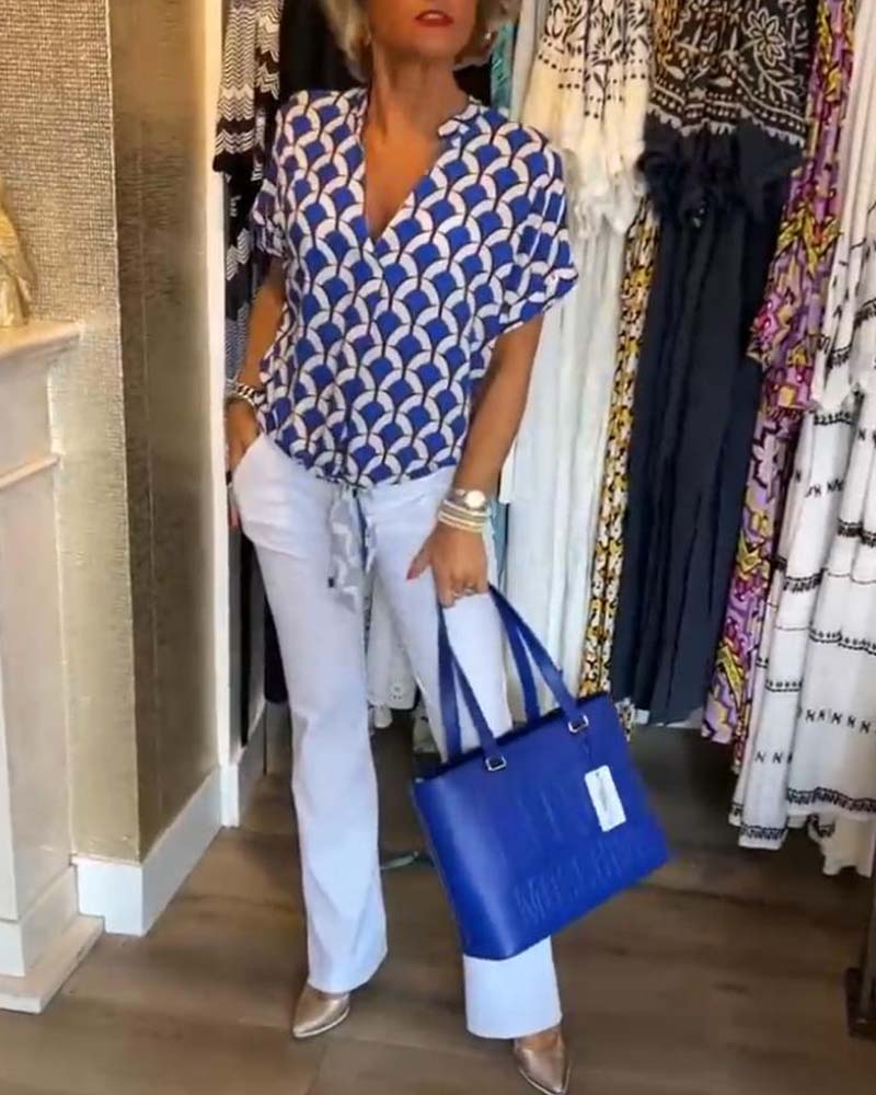 Kurzärmliges, bedrucktes Freizeittop mit V-Ausschnitt