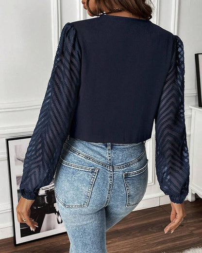 Temperamentvolle Bluse mit Puffärmeln und zweilagigem V-Ausschnitt