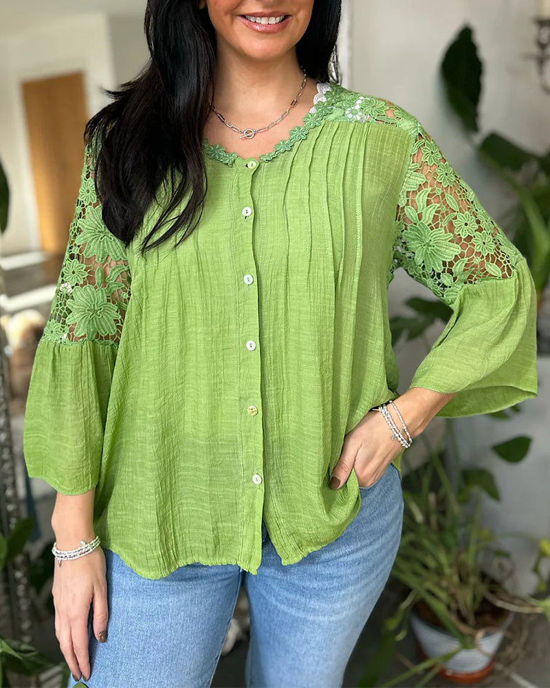 Lockere Bluse mit Spitzeneinsatz und Blumenmuster