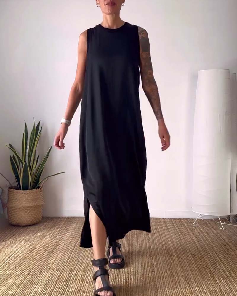 Temperamentvolles, einfarbiges, ärmelloses Kleid mit Schlitz