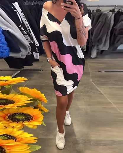 Kleid mit V-Ausschnitt und Wellenmuster