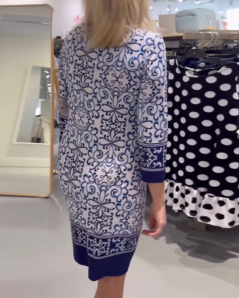 Schmales Kleid mit Dreiviertelärmeln und Kontrastdruck