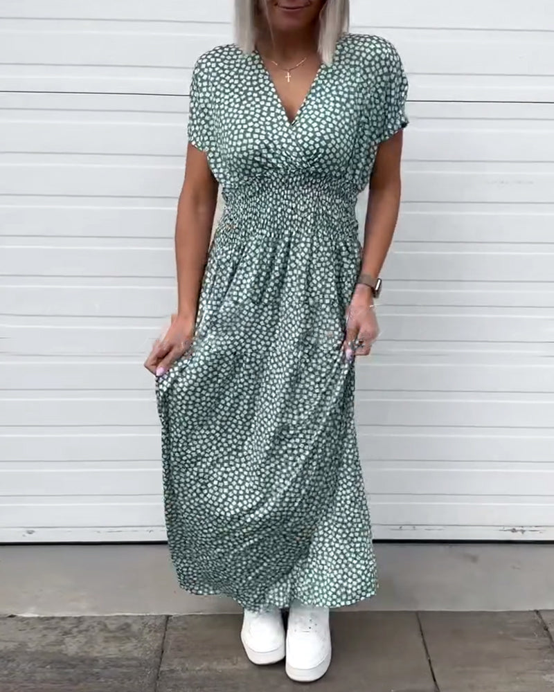 Kurzarmkleid mit V-Ausschnitt und bedruckter Taille