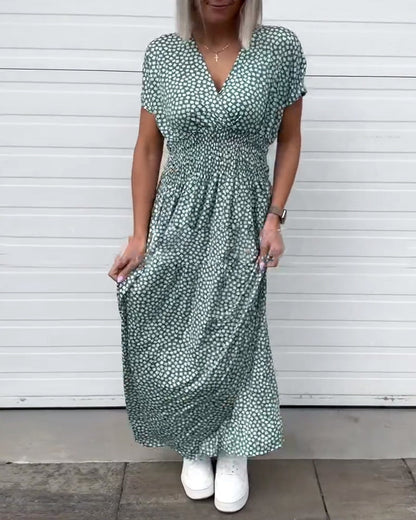 Kurzarmkleid mit V-Ausschnitt und bedruckter Taille