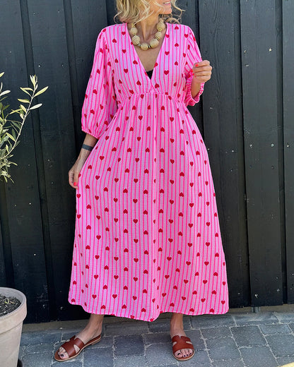 Kleid mit tiefem V-Ausschnitt und Herzstreifen-Print
