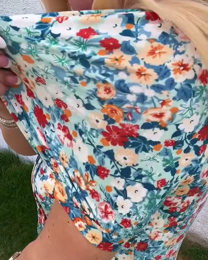 Kurzärmlige Bluse mit Blumenmuster und Plissee