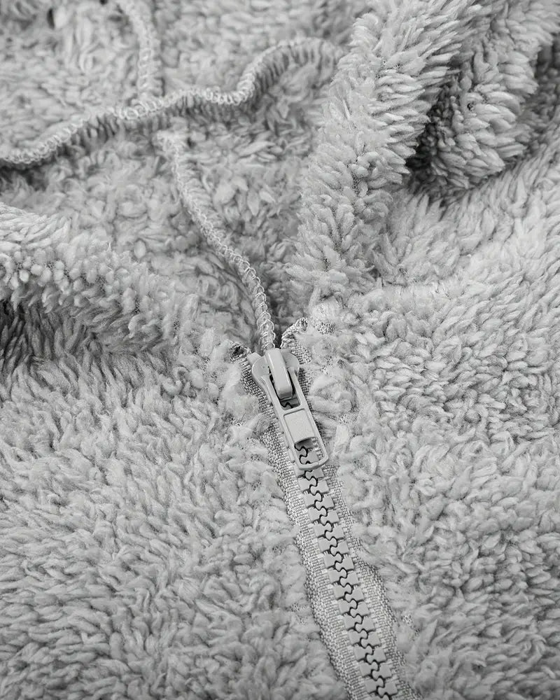 Dicker, pelziger Overall mit Fleecefutter