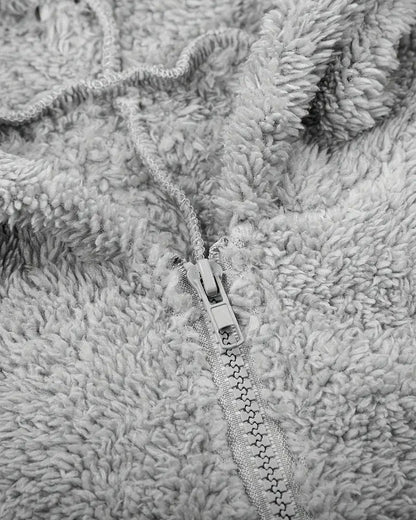 Dicker, pelziger Overall mit Fleecefutter