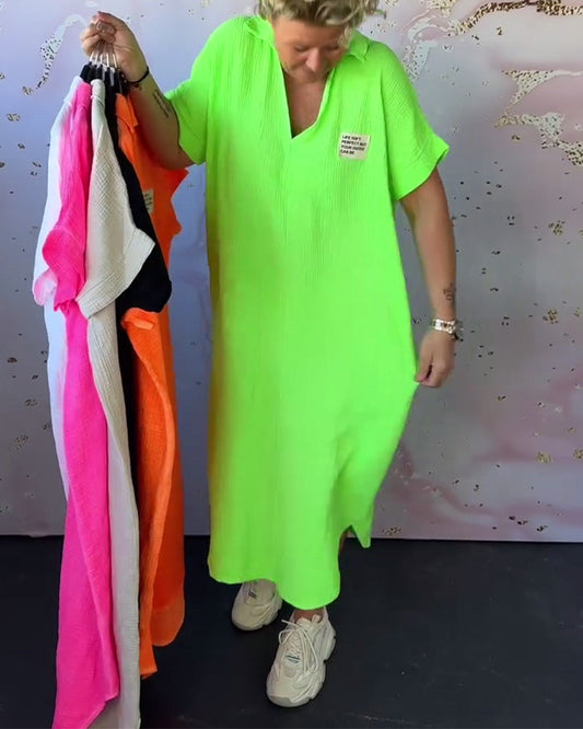 Langes, plissiertes Kleid in Volltonfarbe mit V-Ausschnitt