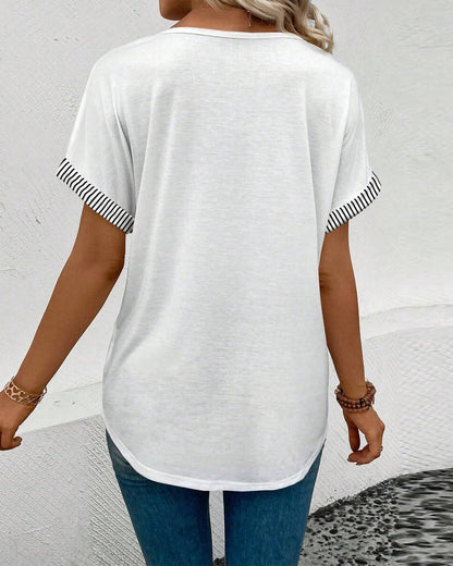 Lässige Bluse mit V-Ausschnitt und Streifen in Kontrastfarbe