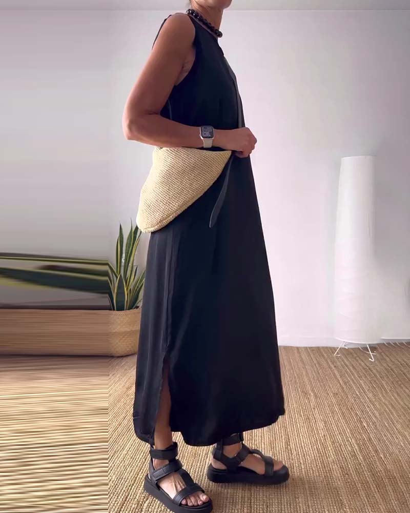 Temperamentvolles, einfarbiges, ärmelloses Kleid mit Schlitz