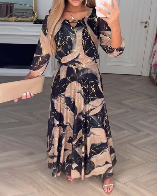 Elegantes Kleid mit Dreiviertelärmeln und bedruckter Taille