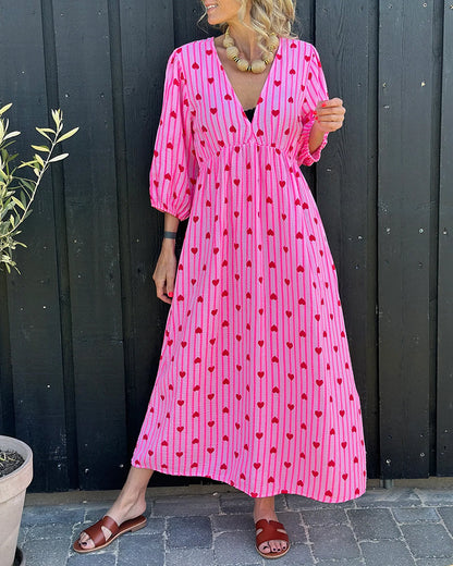 Kleid mit tiefem V-Ausschnitt und Herzstreifen-Print