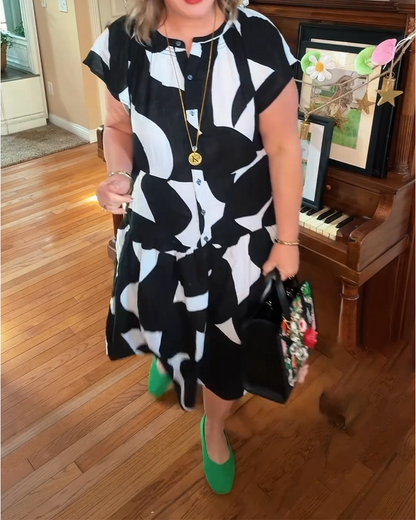 Schwarz-weißes Kleid mit geometrischem Print