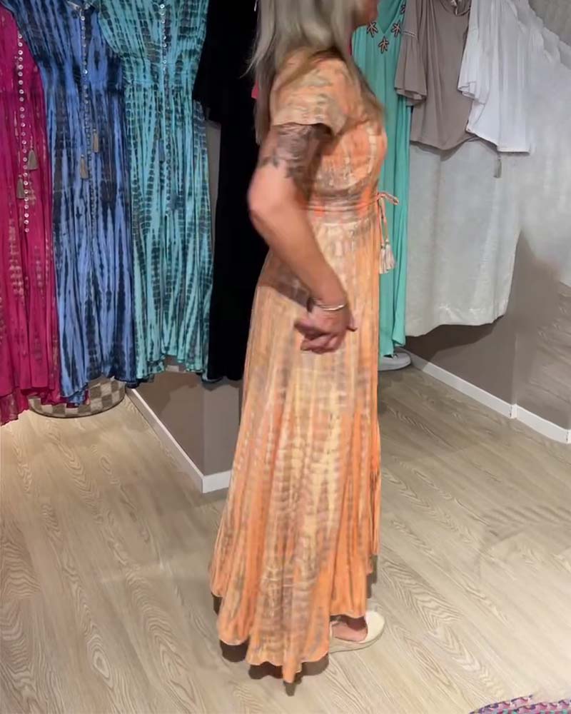 Kurzarmkleid mit V-Ausschnitt und Batikmuster