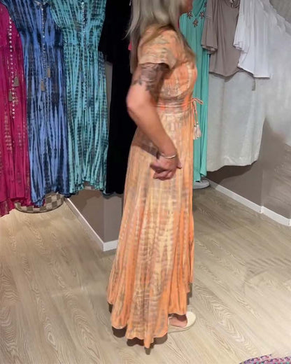 Kurzarmkleid mit V-Ausschnitt und Batikmuster