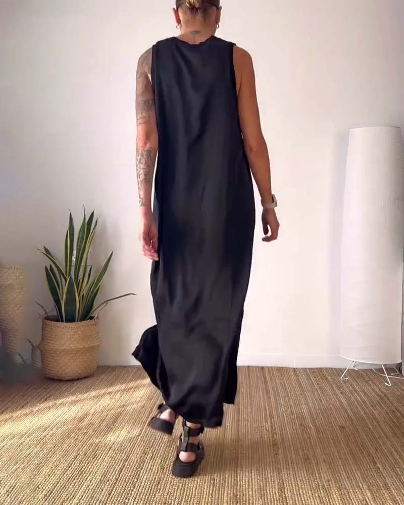 Temperamentvolles, einfarbiges, ärmelloses Kleid mit Schlitz