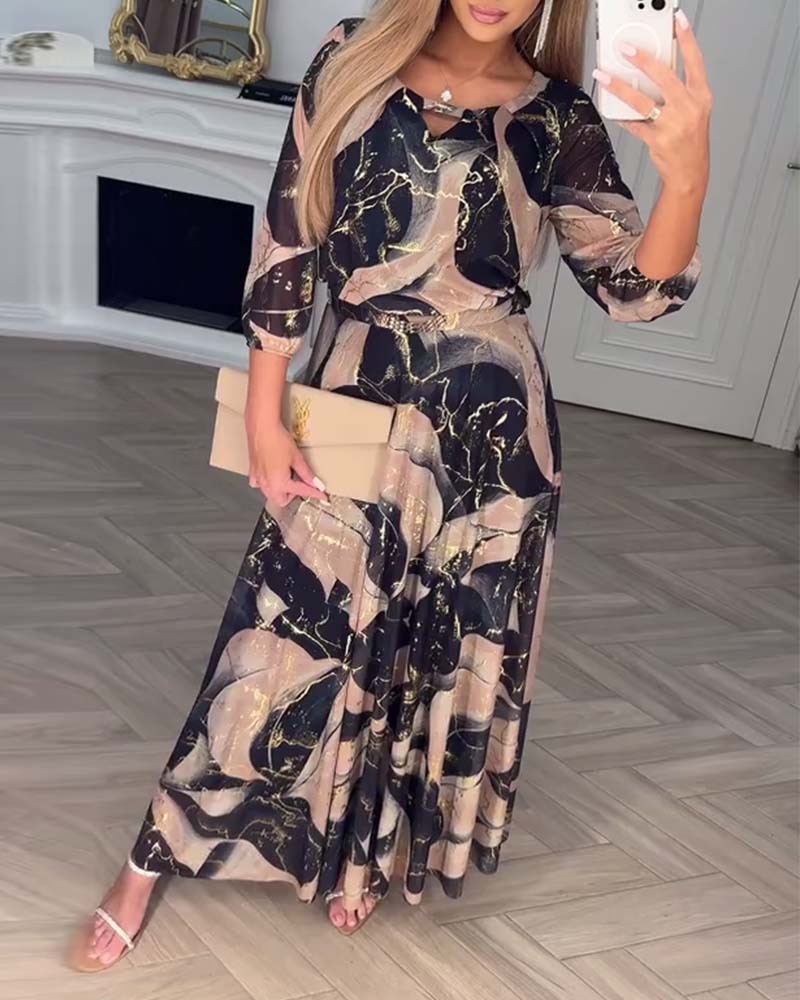 Elegantes Kleid mit Dreiviertelärmeln und bedruckter Taille