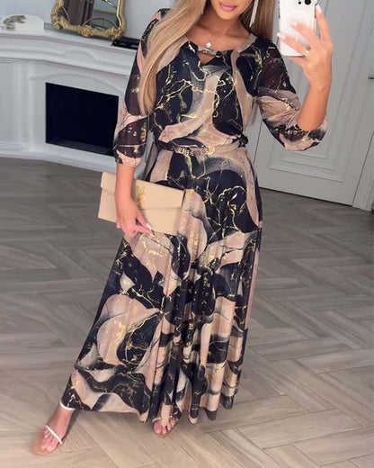 Elegantes Kleid mit Dreiviertelärmeln und bedruckter Taille