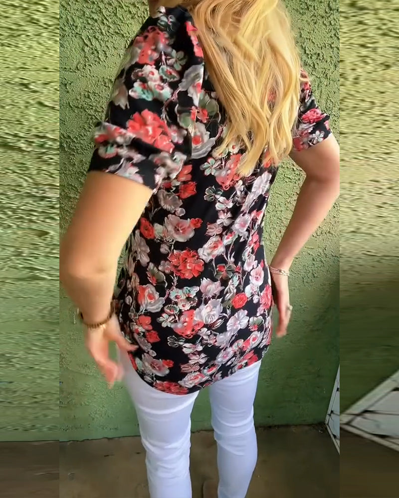 Blusa floreale plissettata con maniche a sbuffo e scollo tondo