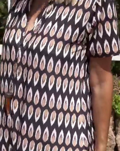 Bedrucktes, kurzärmliges Maxikleid mit V-Ausschnitt und geradem Schnitt