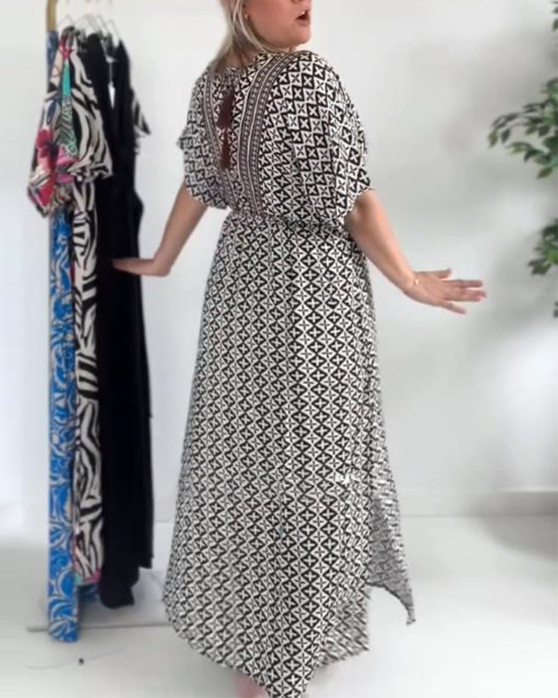 Kleid mit V-Ausschnitt, Rüschenärmeln und Bindegürtel