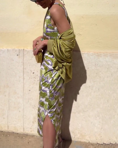 Ärmelloses Set aus bedrucktem Kleid und Mantel