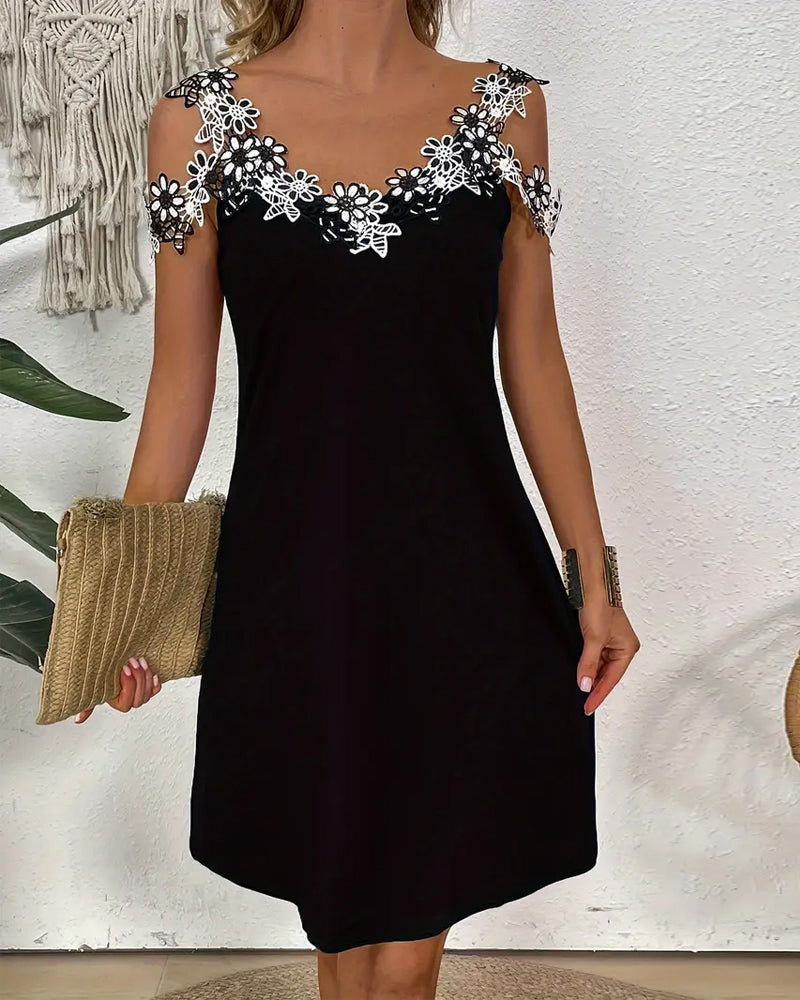 Schulterfreies Etuikleid mit Hohlmuster und Blumenmuster