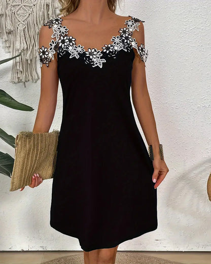 Schulterfreies Etuikleid mit Hohlmuster und Blumenmuster