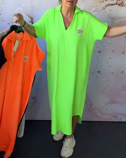 Langes, plissiertes Kleid in Volltonfarbe mit V-Ausschnitt