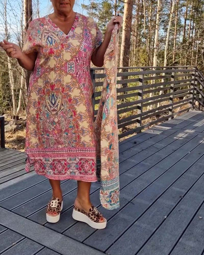 Bedrucktes Etuikleid mit V-Ausschnitt und kurzen Ärmeln