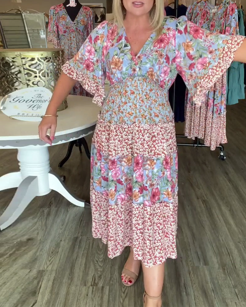 Blumenkleid mit V-Ausschnitt und Lotusärmeln